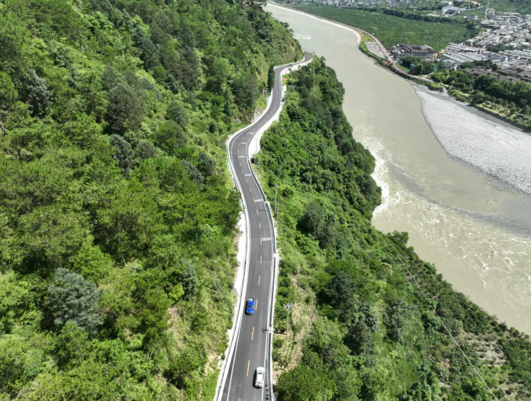 中國交通報：地震帶上筑通途                                                                                                                                                                                                                        