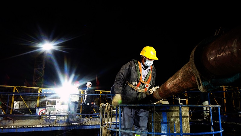 1585804500119923.jpg 7、產(chǎn)業(yè)工人站在布料機作業(yè)平臺觀測混凝土輸送是否順暢.jpg