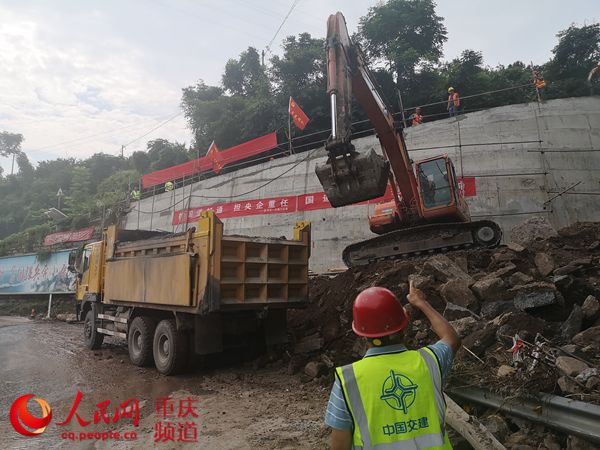 人民網報道;“路搶通啦,我們果農高興慘了!”